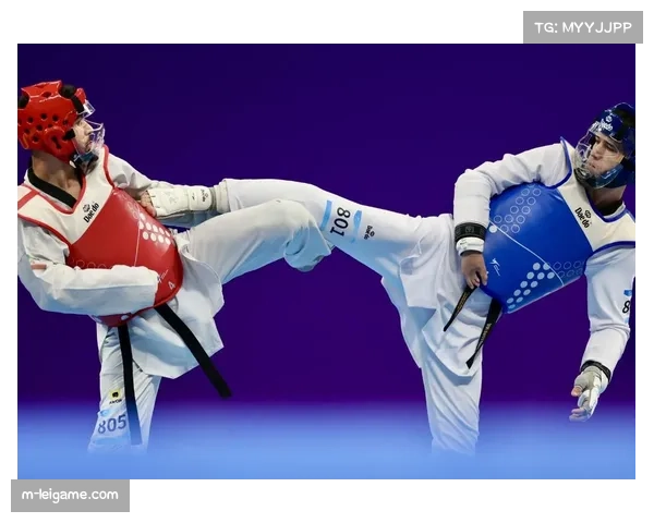 世界残疾人跆拳道锦标赛花絮：视力障碍组选手在引导员击掌声中精准完成击头技术